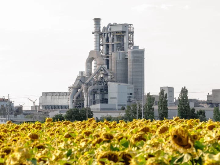 АМКУ висунув CRH умови для купівлі цементних заводів в Україні