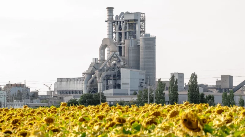 АМКУ висунув CRH умови для купівлі цементних заводів в Україні