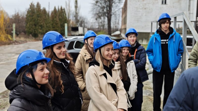 ОСК-ТЕХНОЛОДЖІ провела екскурсію виробництвом для підлітків із Харківської та Чугуївської громад