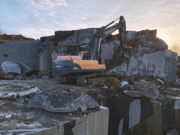 Видобувач лабрадориту оголосив вакансії бухгалтера і юриста