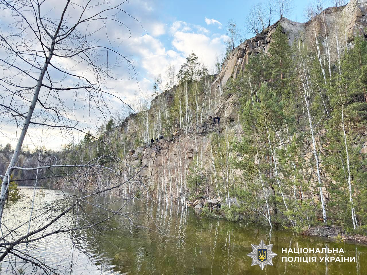 Розшукали 10-річного хлопчика, який впав у кар’єр на Рівненщині (Суспільне)