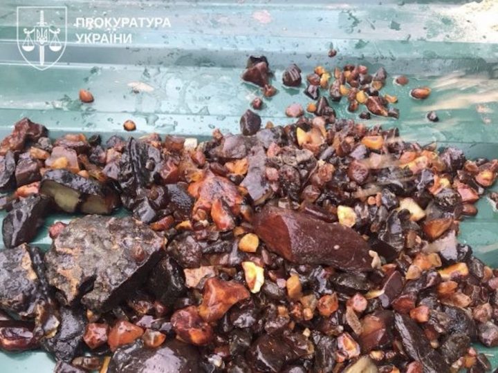 ОГП: Викрито тіньового куратора незаконного видобутку бурштину на 354 млн грн