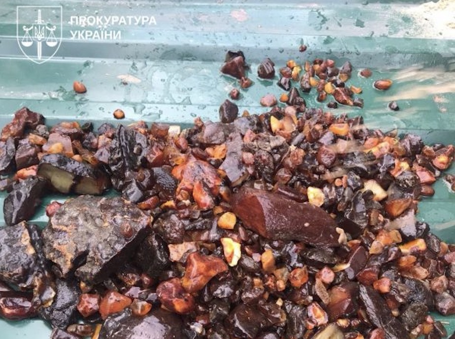 ОГП: Викрито тіньового куратора незаконного видобутку бурштину на 354 млн грн