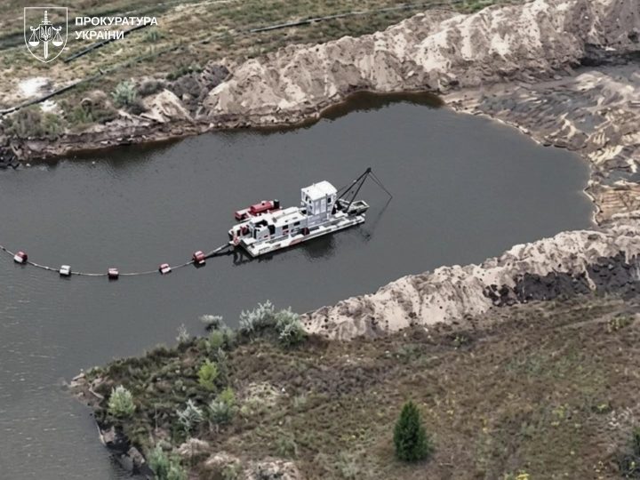 Викрито масштабне незаконне видобування піску з Дніпра
