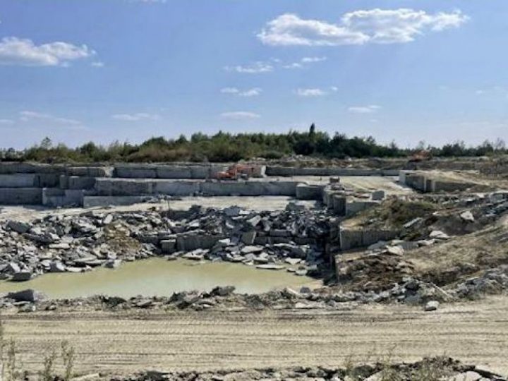 Посадовця казенного підприємства підозрюють у незаконному видобутку габро