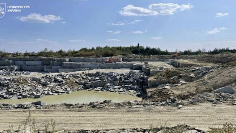 Посадовця казенного підприємства підозрюють у незаконному видобутку габро