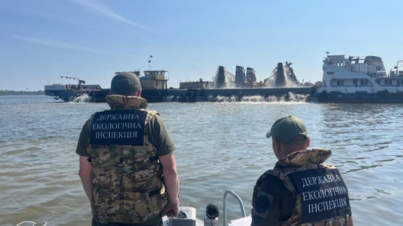 ДЕІ перевіряє видобування піску з Дніпра та Десни на Київщині